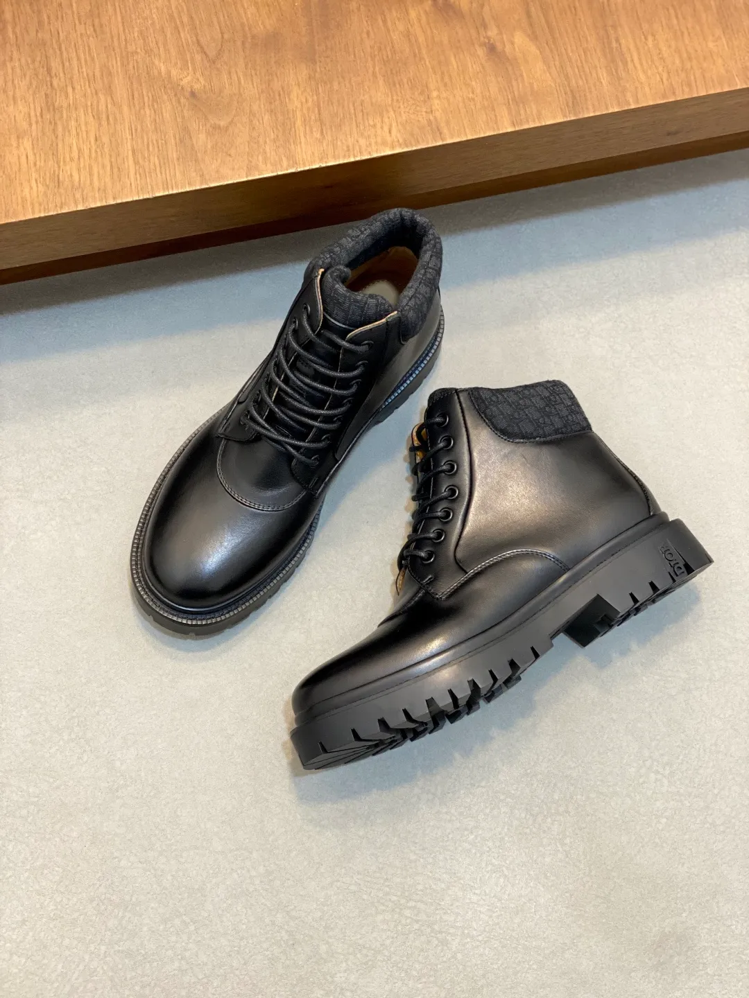 [DIOR] Top P: 900💰 Size: 39-44 (38.45. Can be customized) 2025ss Dior Dio* - autumn and winter luxury men's mid-top short boots, purely handmade, both inside and outside are imported first-layer cowhide, high-end quality and exquisite craftsmanship. Original TPU combination outsole. Wear a noble gentleman's taste. The best last type has been carefully debugged. Comfortable.
